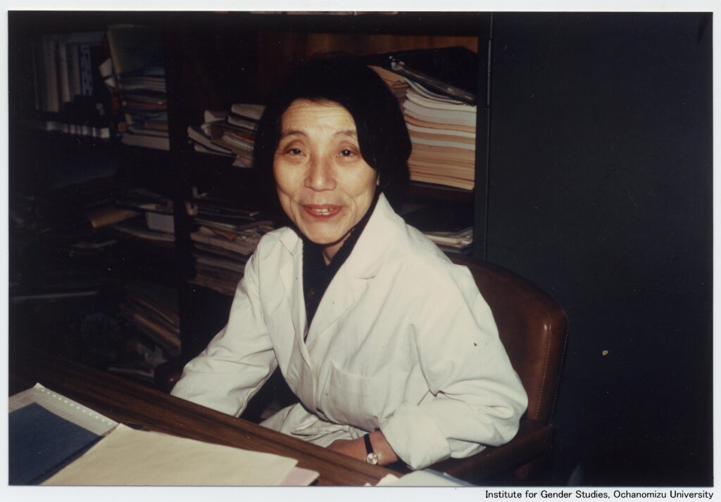 Toshiko Yuasa dans son laboratoire à Orsay, 1975 ©Université Ochanomizu