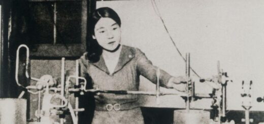 Au centre, une femme de face manipule des instruments scientifiques. Photo en noir et blanc