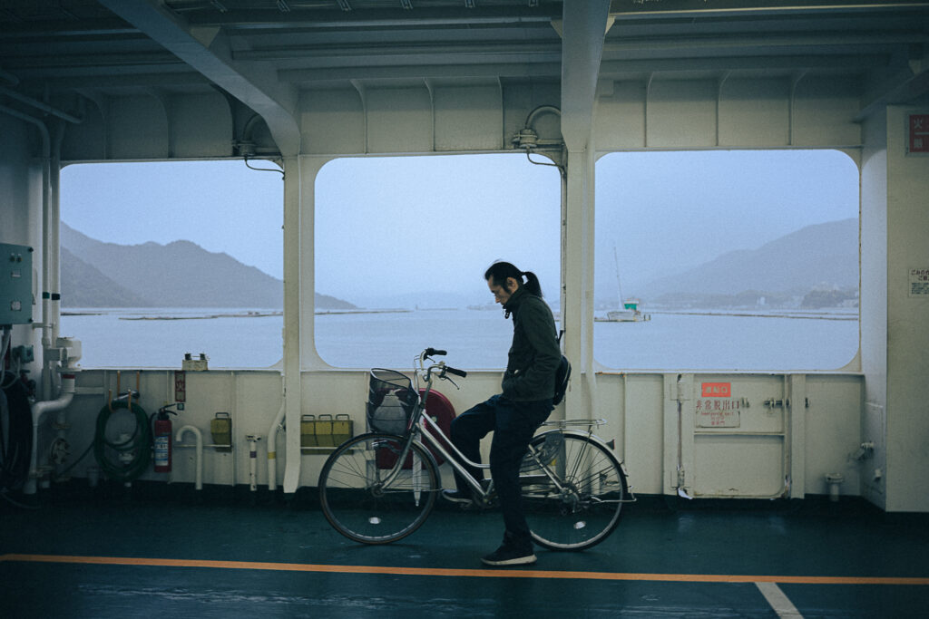 Passagère à vélo sur le ferry vers Miyajima