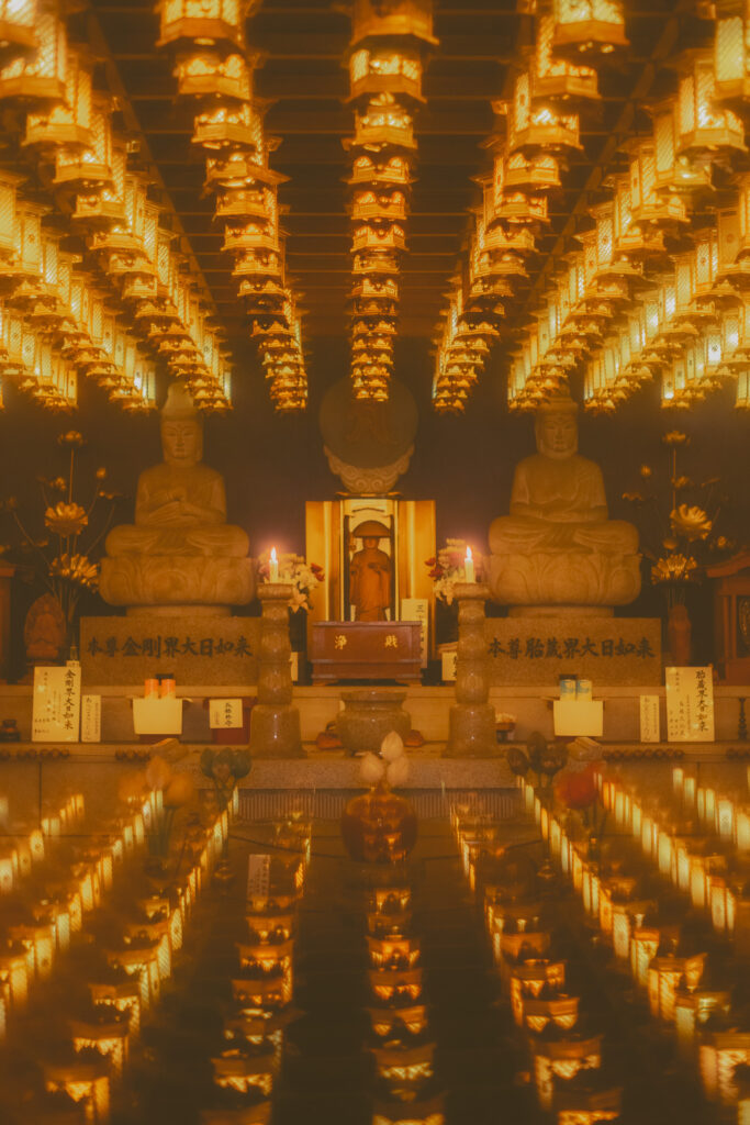 Intérieur du temple Daisho-in avec statues dorées