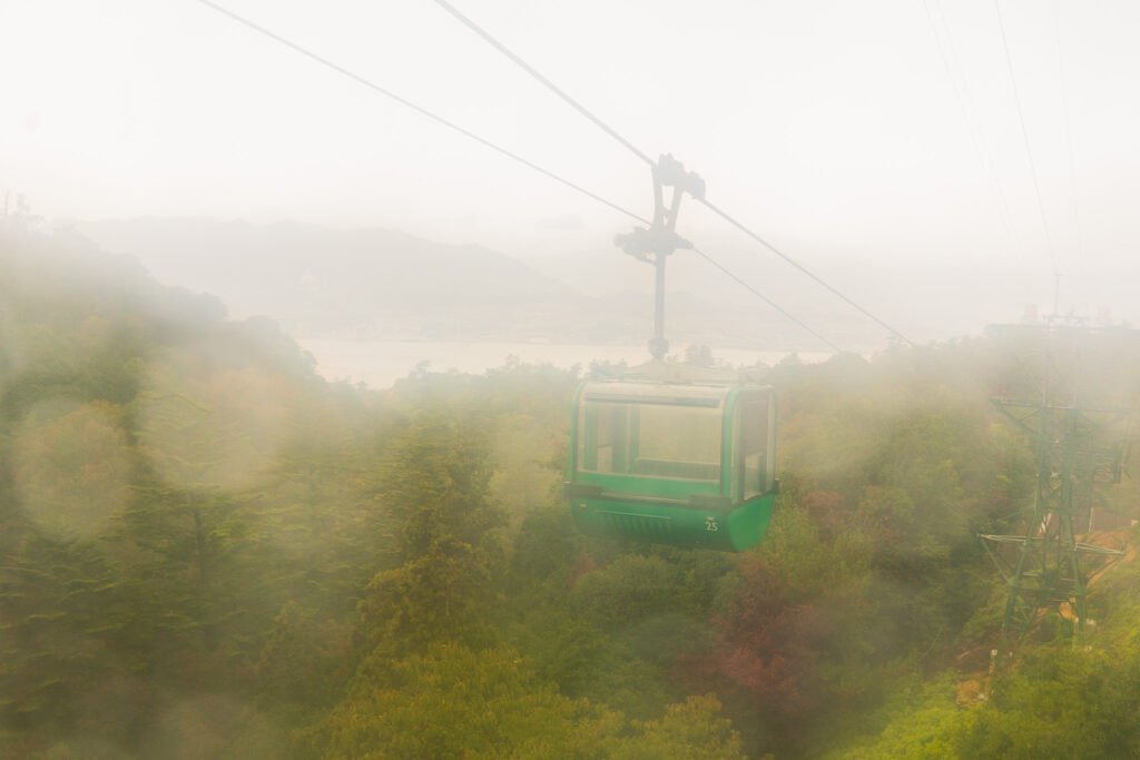 Téléphérique du Mont Misen dans la brume 