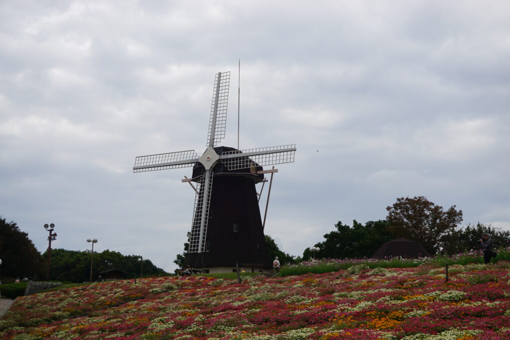 Tsurumi Ryokuchi Osaka colline du moulin à vent