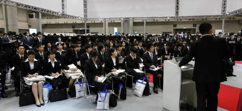 Etudiants en plein shûkatsu, habillés de la même tenue.
