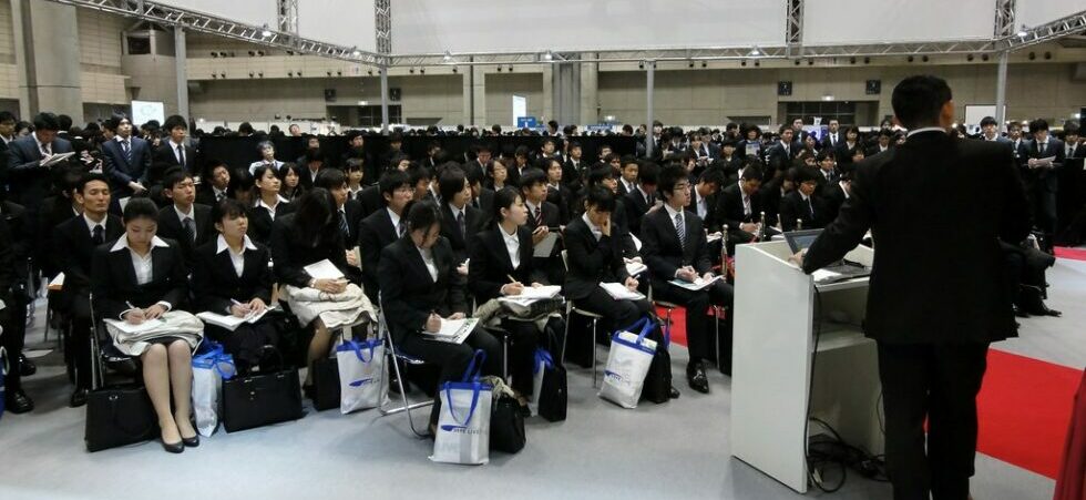 Etudiants en plein shûkatsu, habillés de la même tenue.