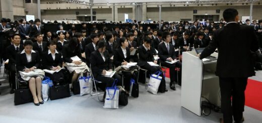Etudiants en plein shûkatsu, habillés de la même tenue.