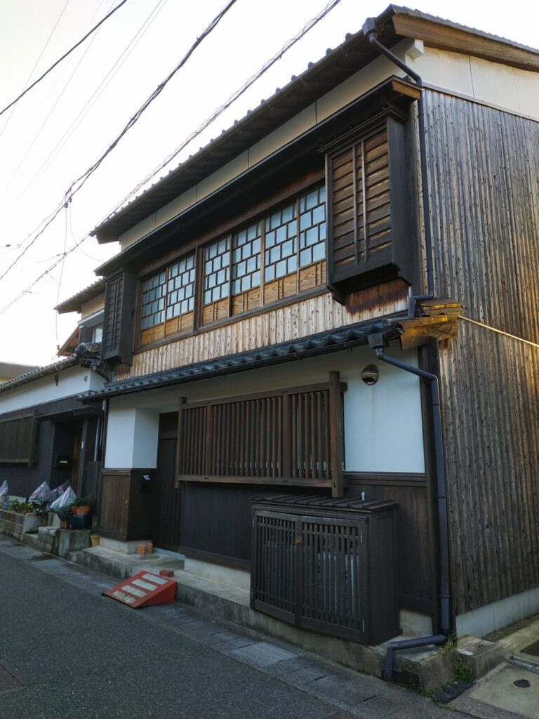 Une des salles de classes restaurées visitables de la plus grande école en bois du Japon, l'école Meirinkan de Hagi