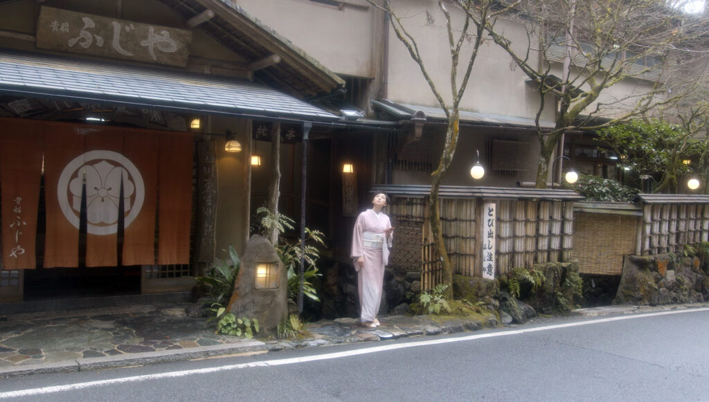 En boucle ©2023 EUROPE-KIKAKU Tollywood