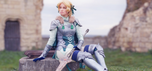 Cosplay d'Ingrid de Fire Emblem. Elle représente une femme aux cheveux blond en armure.