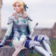 Cosplay d'Ingrid de Fire Emblem. Elle représente une femme aux cheveux blond en armure.