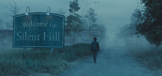 le héros marchant à côté du panneau de la ville silent hill dans le brouillard