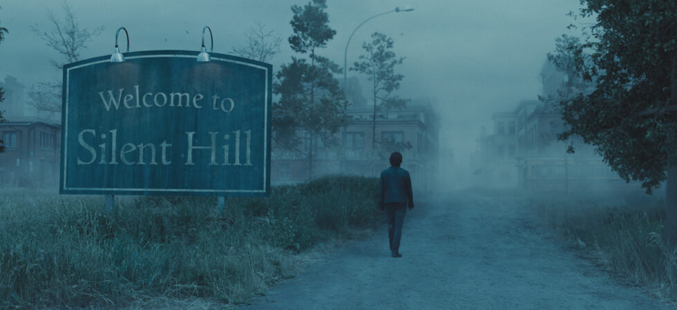 le héros marchant à côté du panneau de la ville silent hill dans le brouillard