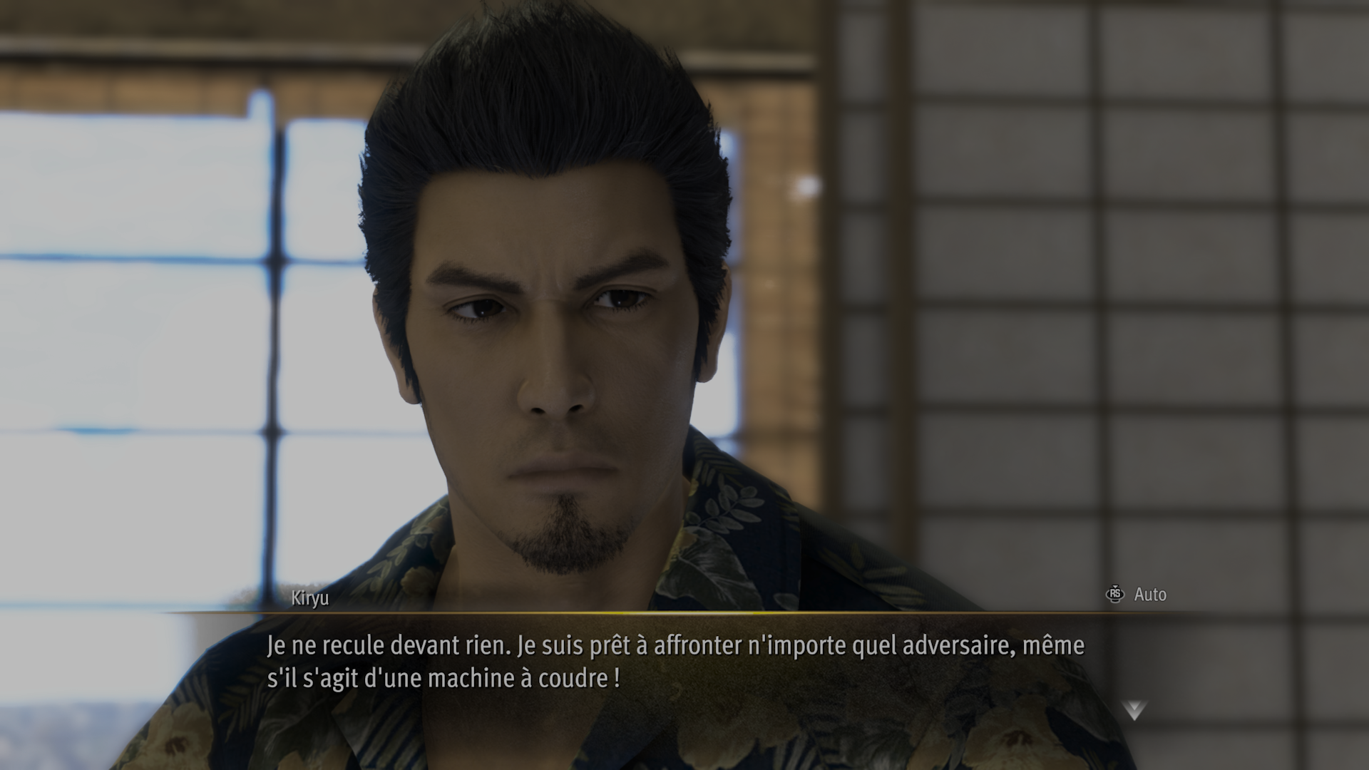 Kiryu qui se prépare à affronter un challenge... une machine à  coudre.
Yakuza Kiwami 3 & The Dark TIes ©SEGA 2026