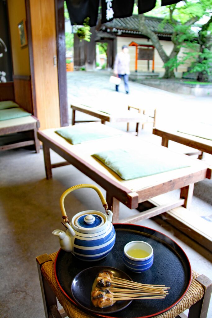 Les wagashi sont principalement servis avec du thé. Pixabay : darkness_s