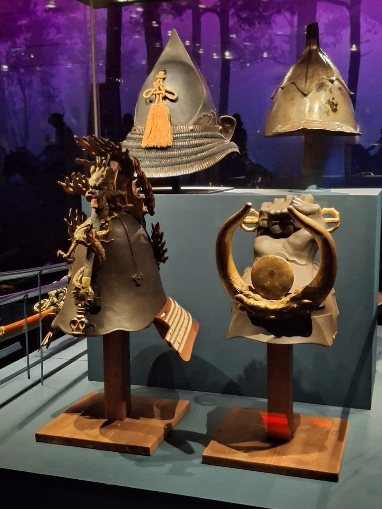 Casques avec divers ornements (épée avec un dragon, vajra)  et styles différents ©David Maingot pour Journal du Japon