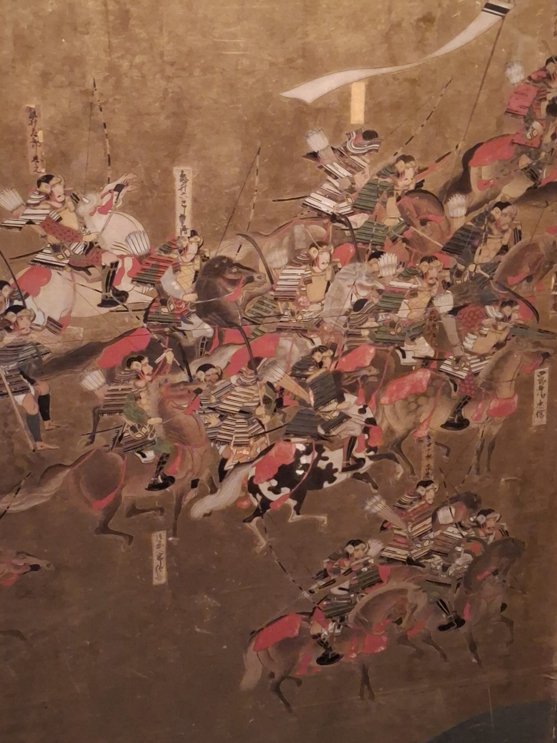 Paravent en couleurs et feuilles d’or sur papier (1624-1644) représentant la bataille navale de Yashima pendant la guerre de Genpei ©David Maingot pour Journal du Japon