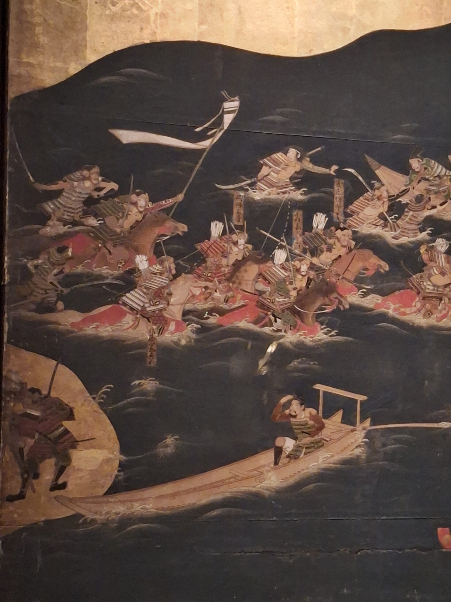 Paravent en couleurs et feuilles d’or sur papier (1624-1644) représentant la bataille navale de Yashima pendant la guerre de Genpei ©David Maingot pour Journal du Japon
