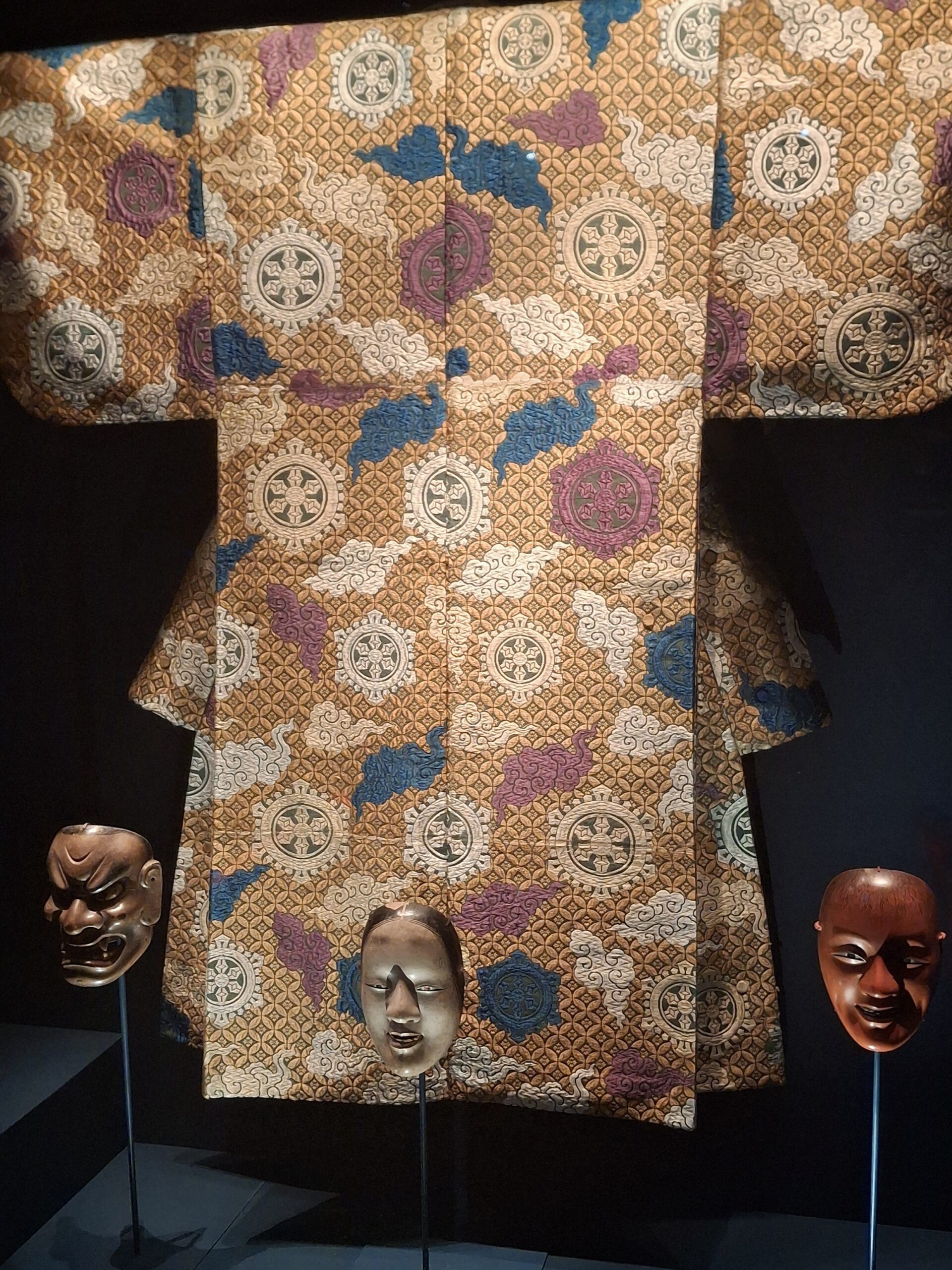 Costume de nô en soie avec trois masques en bois laqué ©David Maingot pour Journal du Japon