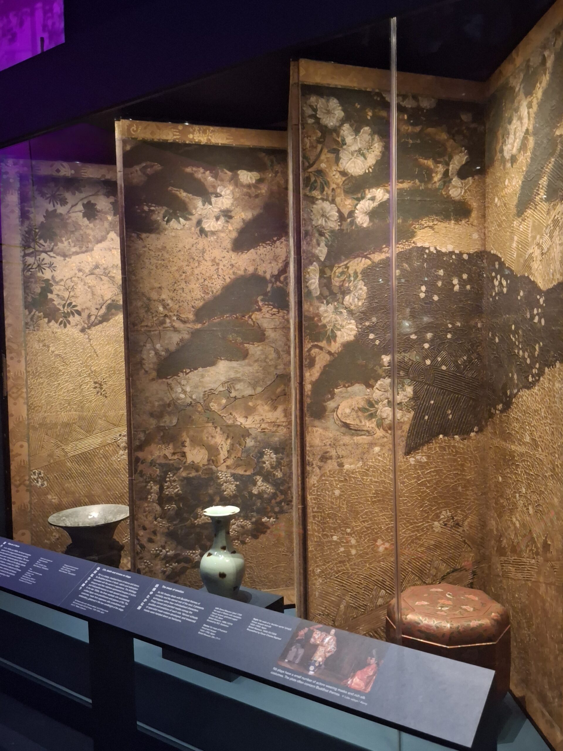 Paravents représentant plusieurs saisons avec des vases ©David Maingot pour Journal du Japon