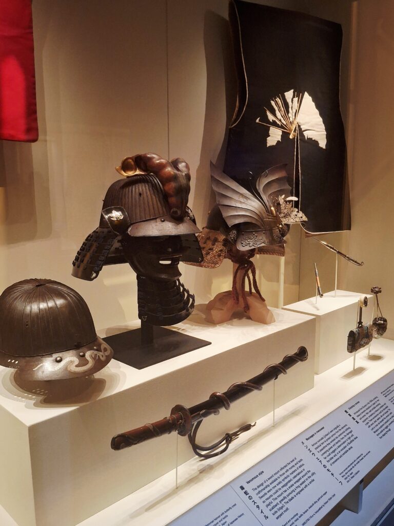 Casques avec motifs naturels (serpent, pois et papillon) ©David Maingot pour Journal du Japon