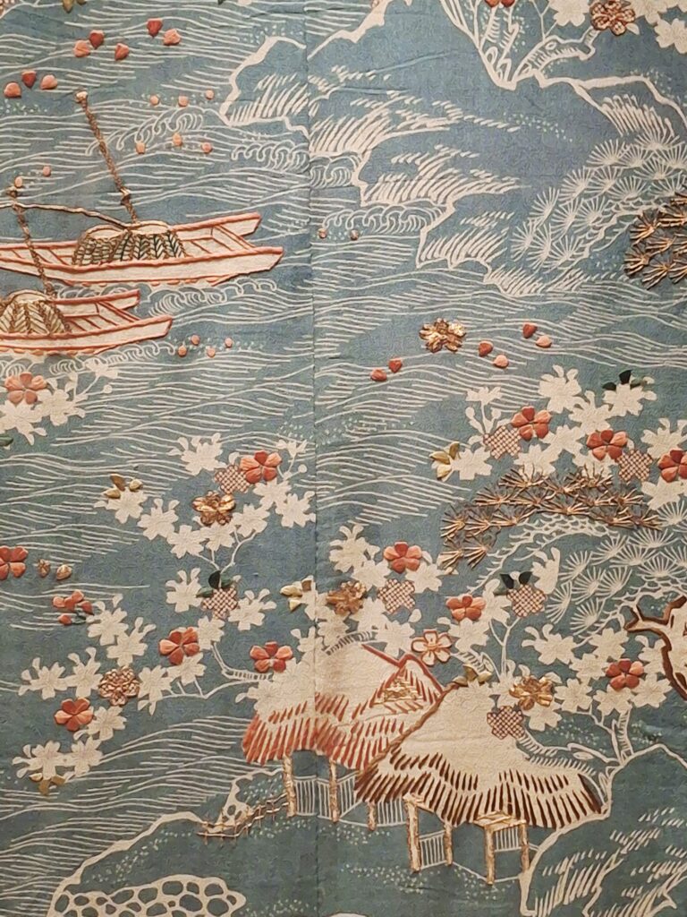Zoom sur les broderies du kimono présenté ©David Maingot pour Journal du Japon