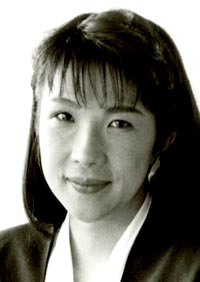 Takaichi en 1998, lors de sa nomination au gouvernement Obuchi. Crédit : 首相官邸 (PMO) sous licence CC4.0