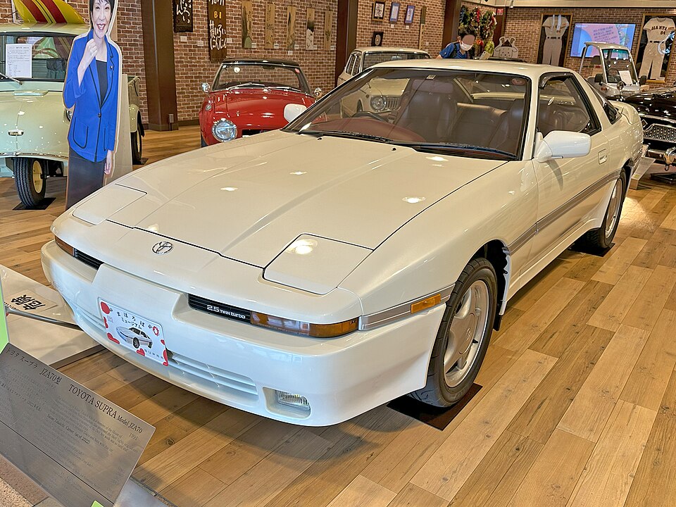 Toyota Supra (édition limitée), modèle que conduit Sanae Takaichi. Crédit photo : Tokumeigakarinoaoshima sous licence CC4.0