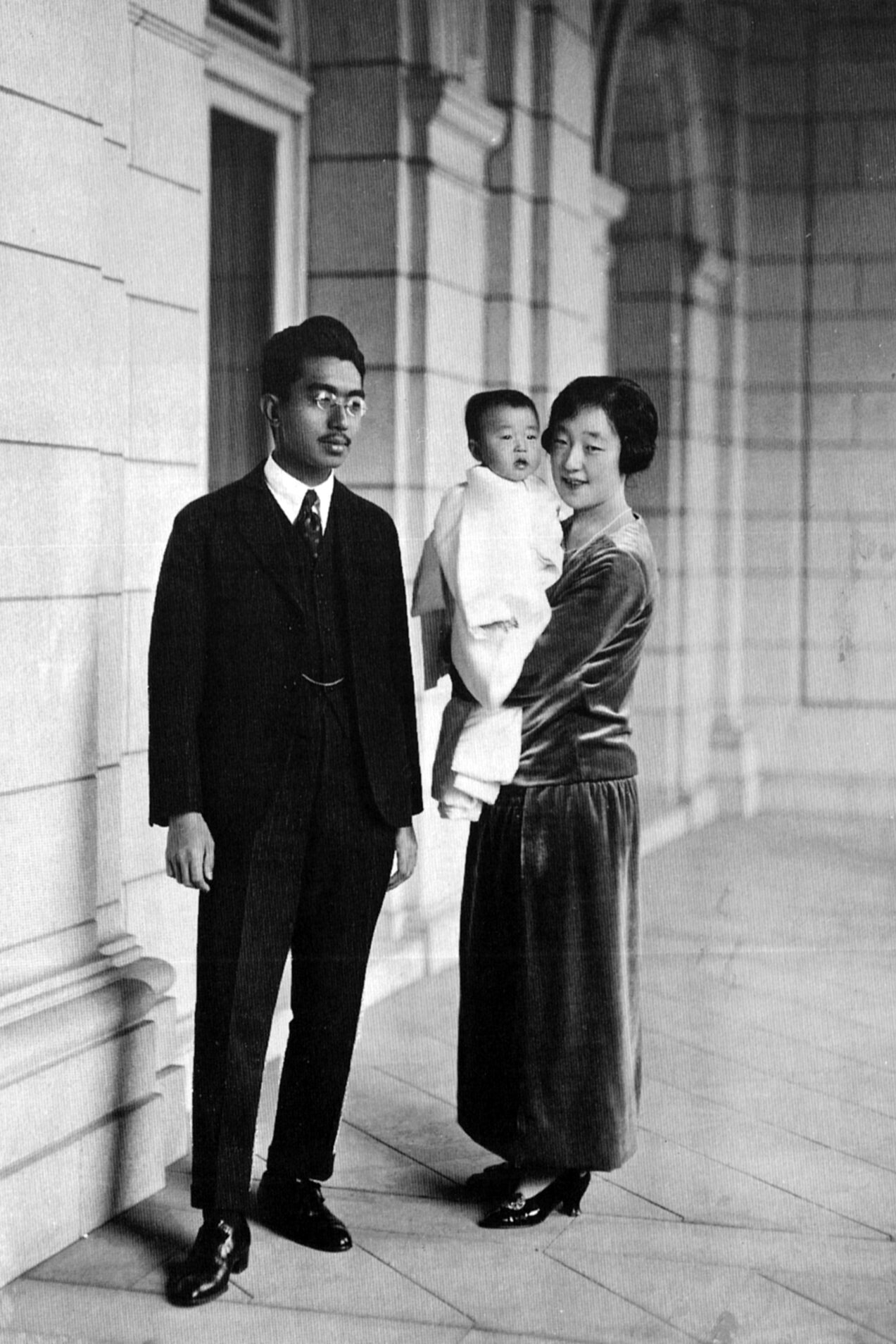 Prince Hirohito & Princesse Nagako & Princesse Shigeko 1926