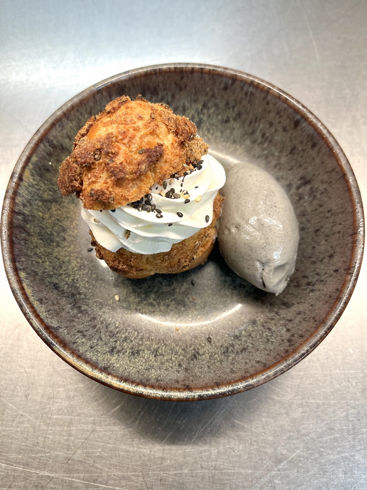 Chou à la crème, glace au sésame noir, caramel beurre salé