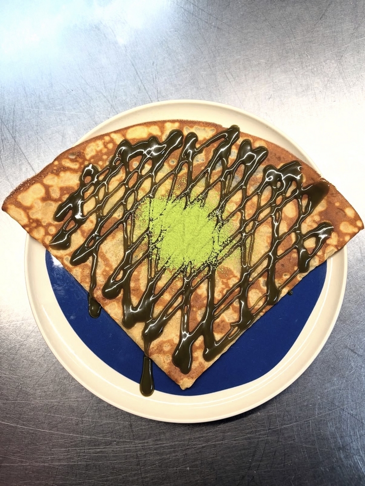 Crêpe de froment, caramel au matcha, poudre de matcha