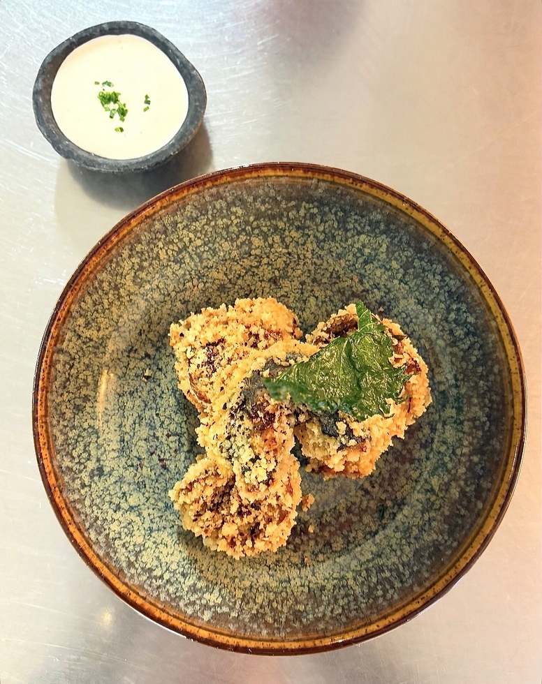 Sardine panée et frite, shiso, ume, sauce ciboulette