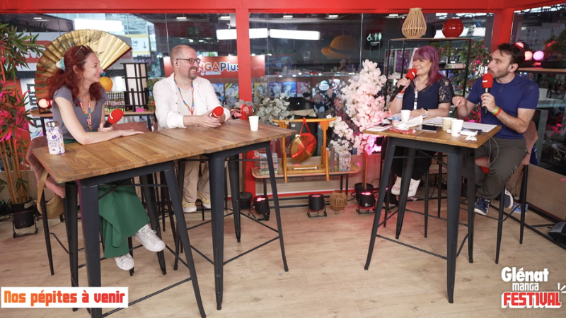 À gauche, les deux responsables éditoriaux Ludivine Pêcher et Benoit Huot. À droite, les deux animateurs des Glénat Manga Live Caroline Segarra et Ken Bogard.