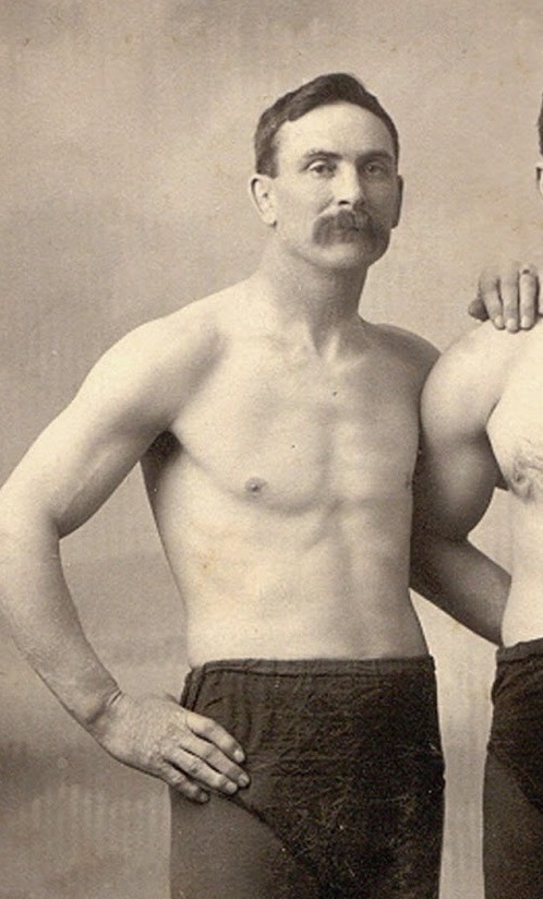 Portrait de Martin Farmer Burns, torse nu.