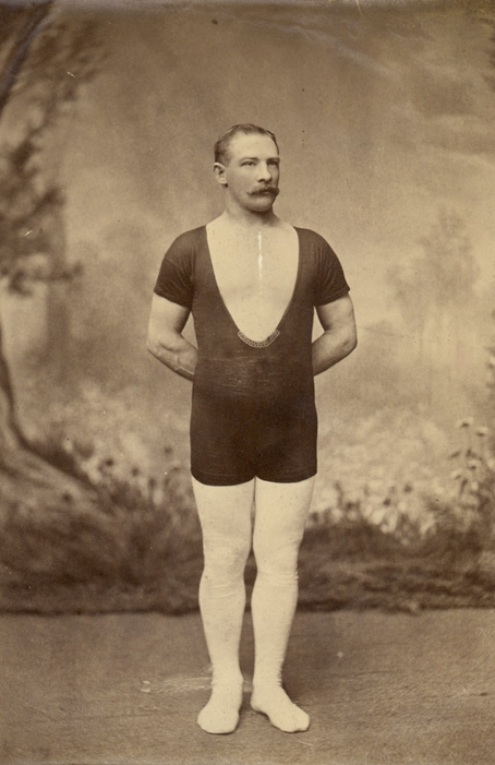 Photographie d’Edwin Bibby en tenue de lutte.