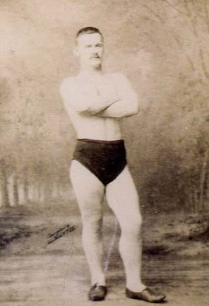 Portrait d’Evan Strangler Lewis en tenue de lutte.