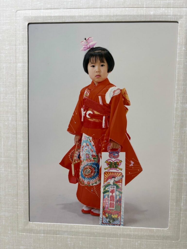 Rié Nanjo portant un kimono alors enfant