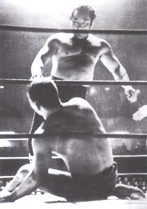 Rikidozan domine Kimura qui est écroulé dans les cordes du ring