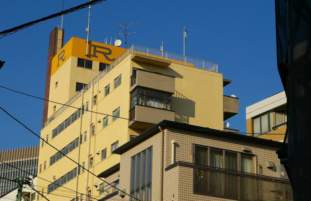 Riki Mansion, avec le grand "R" peint sur la façade