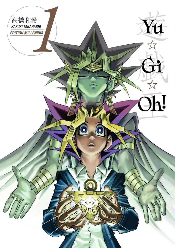 Couverture de Yu gi oh tome 1
Un adolescent tient une pyramide montée en pendentif entre ses mains. Une personne plus grande, mais ayant les mêmes très et la même coupe de cheveux que lui flotte derrière lui, vêtue d'une tenue de pharaon égyptien