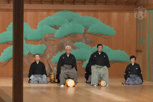 Hayashi sur une scène nô