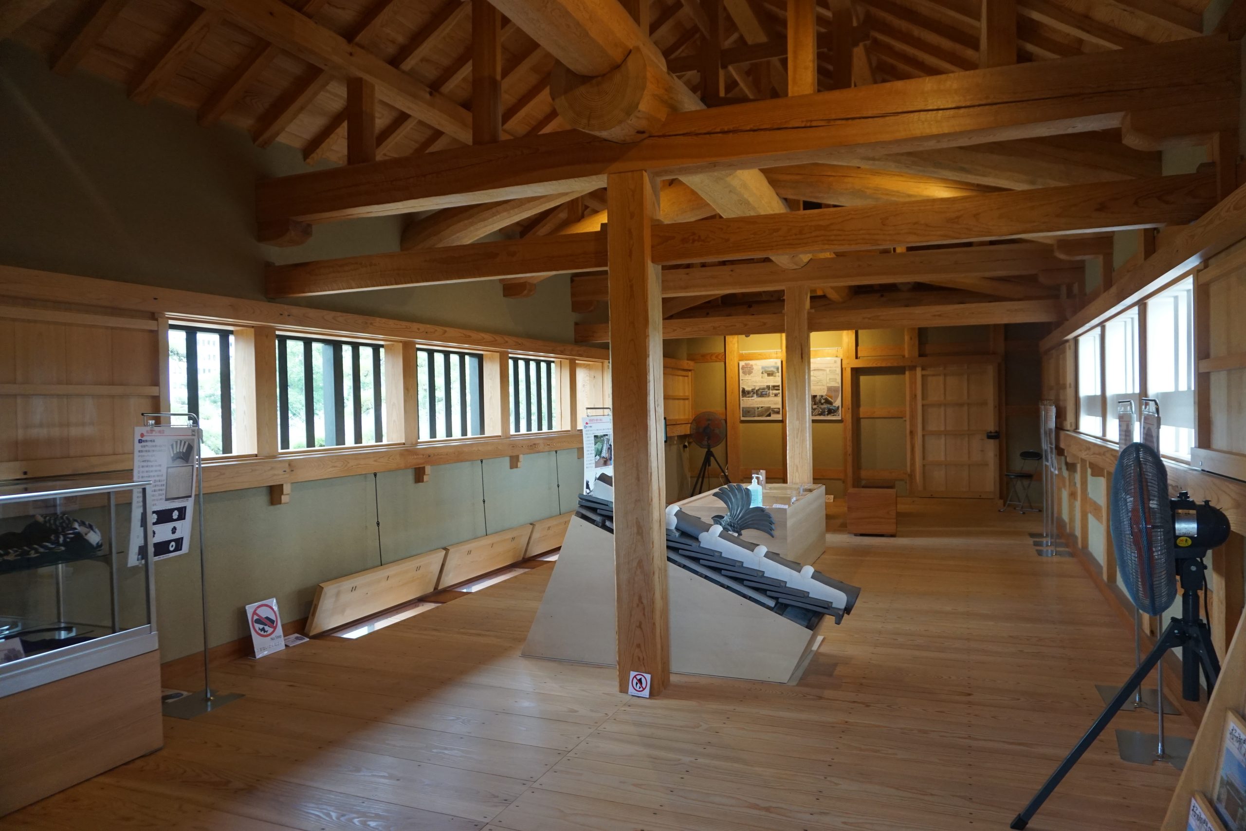 Charpente assemblée avec la méthode kigumi - salle d'exposition du parc du château de Takamatsu ©Sophie Voltzenlogel pour Journal du Japon