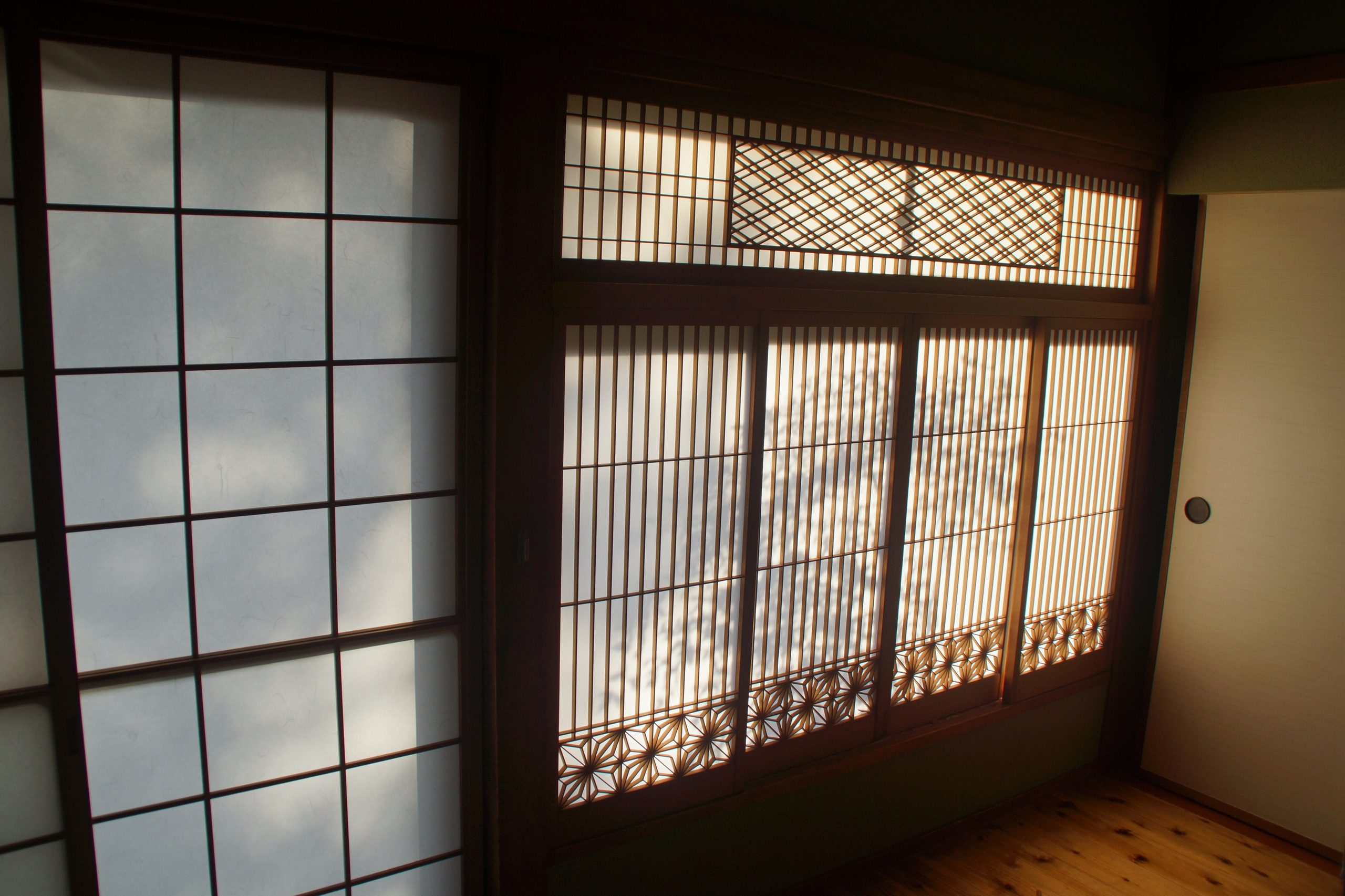 Kigumi décoratif - Maison d'hôtes Carpe Diem à Osaka ©Sophie Voltzenlogel pour Journal du Japon