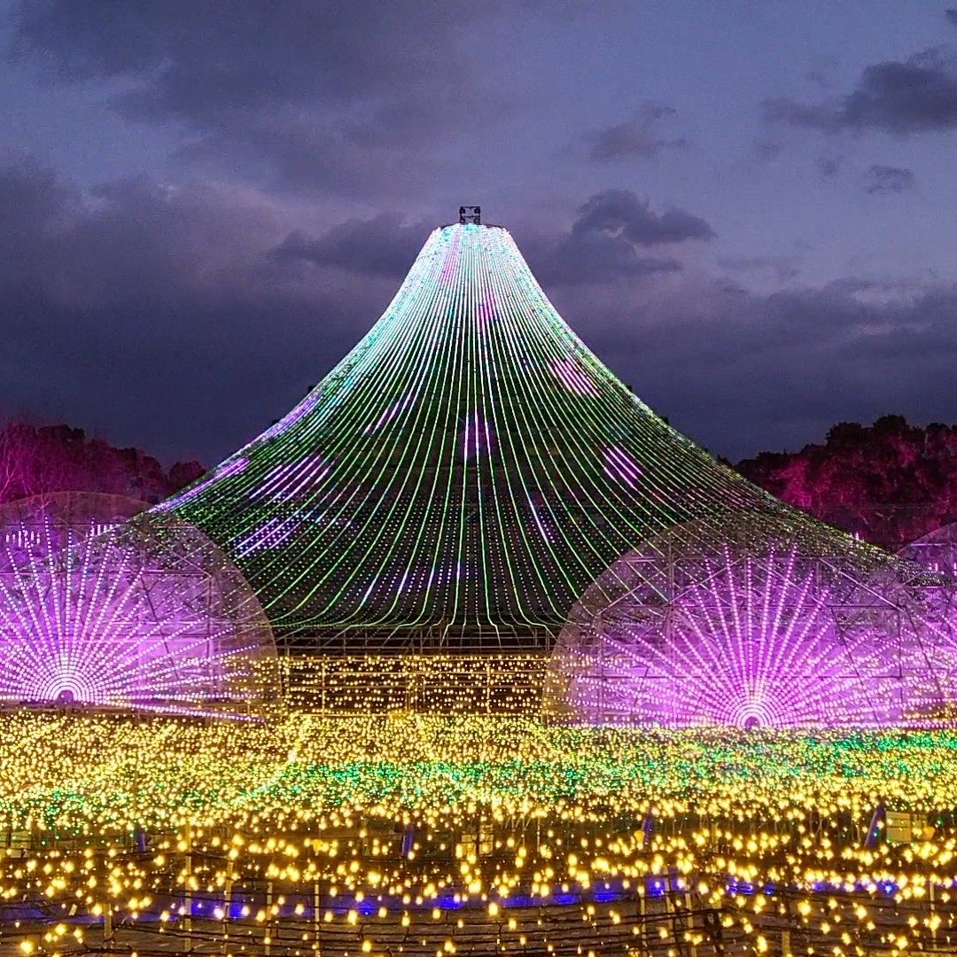 Illuminations sur une représentation du mont Fuji à Nabana no Sato
