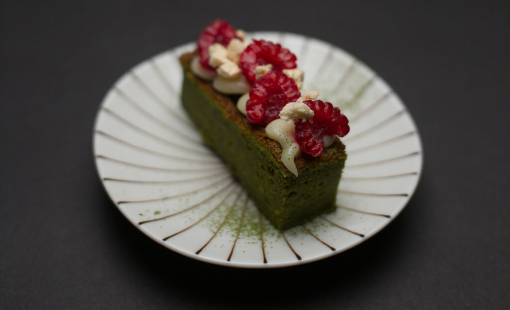 Gâteau Matcha, framboise, yuzu