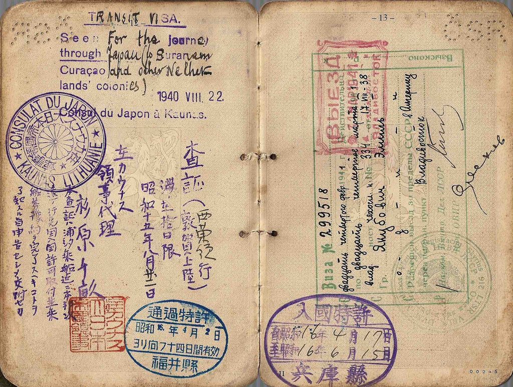 Photocopie d'un passeport ouvert sur une double page, comportant des tampons consulaires et des informations relatives à des voyages effectués dans les années 1940 par un réfugié.